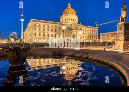 Das rekonstruierte Berliner Stadtpalais und der berühmte Fernsehturm bei Nacht Stockfoto