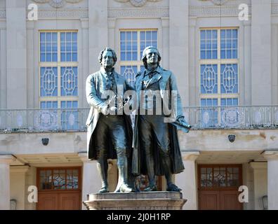 Denkmal von Goethe und Schiller in der Altstadt von Weimar, Thüringen Stockfoto