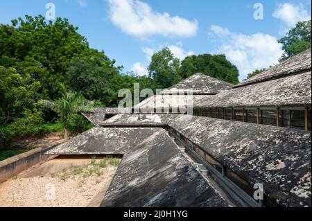 Auroville, Indien - November 2020: Das Gebäude der 'After School 2', entworfen vom Architekten Roger Anger in den siebziger Jahren. Stockfoto