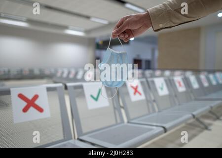 Reise-Essential-Konzept, Wiedereröffnung von Flügen während der Coronavirus-Quarantäne. Neuer normaler Studienteilnehmer. Soziale Distancing Stühle in airpo Stockfoto