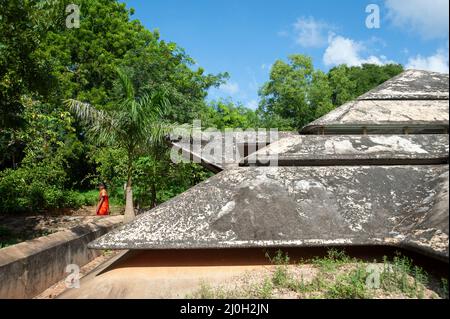 Auroville, Indien - November 2020: Das Gebäude der 'After School 2', entworfen vom Architekten Roger Anger in den siebziger Jahren. Stockfoto