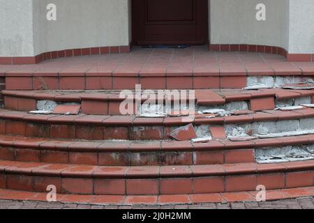 Gebrochenes Haus Tritt Draußen Auf. Beschädigtes Treppengehäuse. Stockfoto