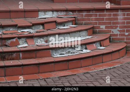 Gebrochenes Haus Tritt Draußen Auf. Beschädigtes Treppengehäuse. Stockfoto