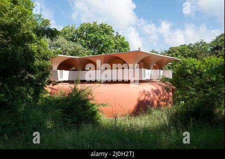 Auroville, Indien - November 2020: Das Gebäude der "letzten Schule", entworfen vom Architekten Roger Anger in den siebziger Jahren. Stockfoto