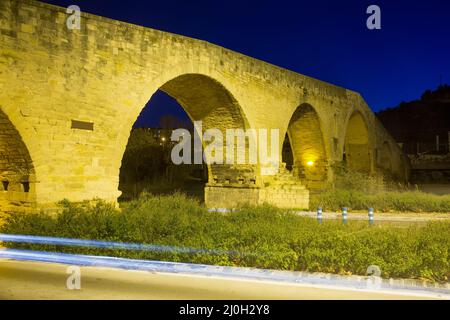 Alte Brücke durch die Kirche des Heiligen Ignatius Stockfoto