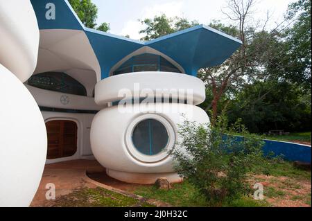 Auroville, Indien - November 2020: Das Gebäude der "No School", entworfen vom Architekten Roger Anger in den siebziger Jahren. Stockfoto