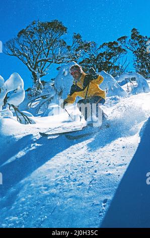 Australien. New South Wales. Skigebiet Thredbo. Junger Mann beim Skifahren. Stockfoto