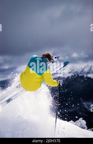 Australien. Skifahren. Rückansicht des jungen Mannes Abfahrtsskijump. Stockfoto