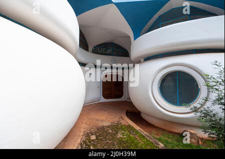 Auroville, Indien - November 2020: Das Gebäude der "No School", entworfen vom Architekten Roger Anger in den siebziger Jahren. Stockfoto