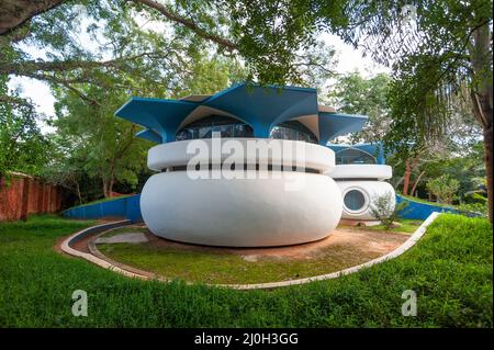 Auroville, Indien - November 2020: Das Gebäude der "No School", entworfen vom Architekten Roger Anger in den siebziger Jahren. Stockfoto