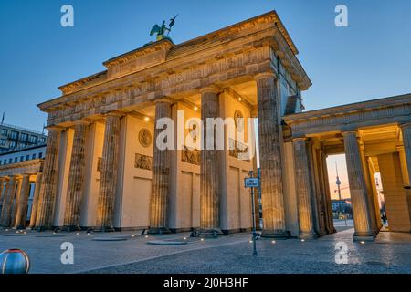 Die Rückseite des berühmten Brandenburger Tors in Berlin vor Sonnenaufgang mit Blick auf das Fernsehen Stockfoto