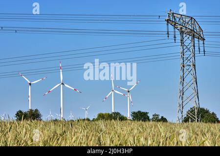 Stromleitungen und Windenergieanlagen in Deutschland gesehen Stockfoto