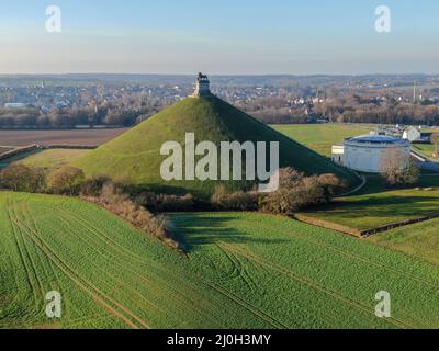 Luftaufnahme des Löwenhügels mit Ackerland in der Umgebung. Waterloo, Belgien Stockfoto