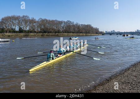 LONDON, GROSSBRITANNIEN. 19 März, 2022 . Eine Rudercrew der Universität Cambridge, die auf der Themse am Putney-Fluss bei strahlendem Sonnenschein als warmen Wetterzauber trainiert, wird für London mit hohen Temperaturen von bis zu 16celsius prognostiziert. Kredit: amer ghazzal/Alamy Live Nachrichten Stockfoto