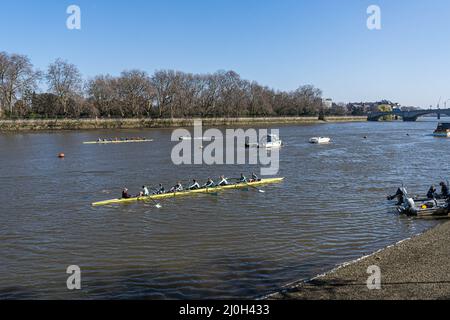 LONDON, GROSSBRITANNIEN. 19 März, 2022 . Die Ruderteams üben an der Themse am Ufer des Putney-Flusses an einem strahlenden Sonnentag, da für London ein warmer Wetterzauber mit hohen Temperaturen von bis zu 16celsius Grad prognostiziert wird, die voraussichtlich zehn Tage dauern werden. Kredit: amer ghazzal/Alamy Live Nachrichten Stockfoto