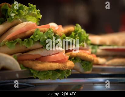 Frischer, köstlicher Burger-Snack auf einer Scheibe hausgemachtem Brot mit gesundem Gemüse. Stockfoto