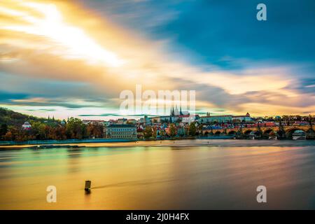 Panoramablick auf die Prager Burg über die Moldau Stockfoto