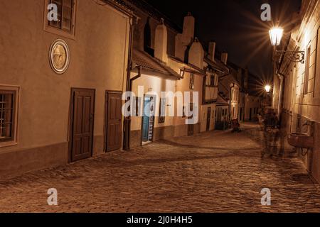 Das Goldene Gässchen ist eine Gasse an der Innenmauer der Prager Burg in Prag. Stockfoto