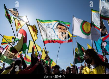 19. März 2022, Hessen, Frankfurt/Main: Ein Mann zeigt beim kurdischen Newroz-Fest in Frankfurt eine Flagge mit dem Bild des inhaftierten kurdischen Führers Abdullah Öcalan. Mehr als zehntausend Kurden aus ganz Deutschland und den Nachbarländern sind zur Feier auf einem Open-Air-Gelände eingetroffen. Foto: Boris Roessler/dpa Stockfoto