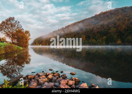 Morgennebel auf der Saar-Schleife bei Mettlach in Deutschland. Stockfoto