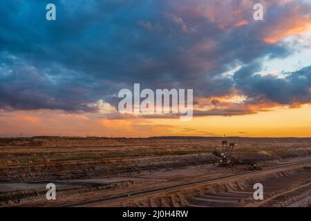 Sturmwolken über Hambach Tagebau Stockfoto