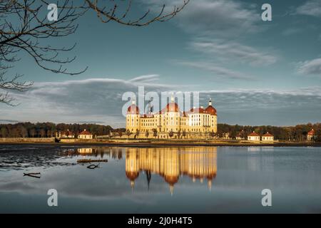 Blick über den See zur Burg Moritzburg Stockfoto