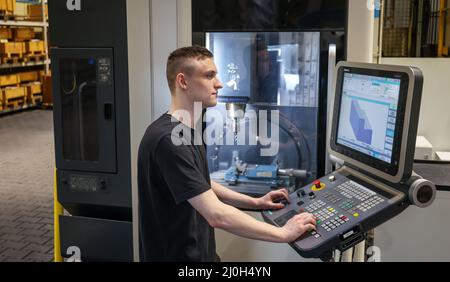 Oberhausen, Nordrhein-Westfalen, Deutschland - Auszubildende in metallverarbeitenden Berufen. Auszubildender Maschinenführer bei einer CNC-Werkzeugmaschine in der MAN-Ausbildung Stockfoto