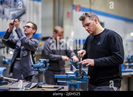 Oberhausen, Nordrhein-Westfalen, Deutschland - Auszubildende in metallverarbeitenden Berufen. Lehrlinge, die sich im Rahmen ihrer Grundausbildung beim MANN abschlichen Stockfoto
