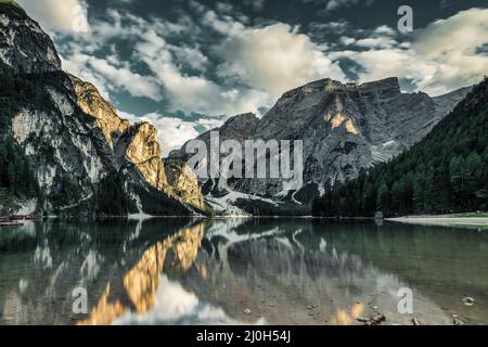 Prags See, der größte natürliche Dolomitensee Italiens. Stockfoto