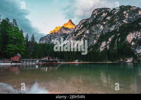 Prags See, der größte natürliche Dolomitensee Italiens. Stockfoto