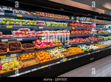 Verschiedene frische Früchte im Regal im modernen Supermarkt. Stockfoto