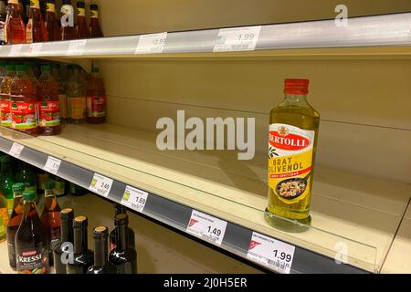 Leere Supermarktregale-Hamster Käufe von Speiseöl am 03/19/2022. Aus Angst vor den Auswirkungen des Ukraine-Krieges horten immer mehr Menschen Öl. Zuerst stieg der Preis, jetzt haben sich einige Verbraucher für Notfälle einfinden lassen. Das Ergebnis sind leere Regale in vielen Supermärkten. Â Stockfoto