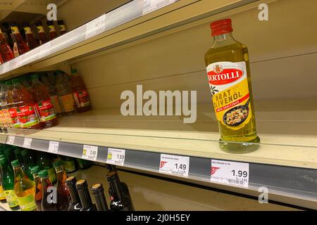 Leere Supermarktregale-Hamster Käufe von Speiseöl am 03/19/2022. Aus Angst vor den Auswirkungen des Ukraine-Krieges horten immer mehr Menschen Öl. Zuerst stieg der Preis, jetzt haben sich einige Verbraucher für Notfälle einfinden lassen. Das Ergebnis sind leere Regale in vielen Supermärkten. Â Stockfoto