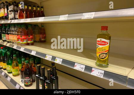 Leere Supermarktregale-Hamster Käufe von Speiseöl am 03/19/2022. Aus Angst vor den Auswirkungen des Ukraine-Krieges horten immer mehr Menschen Öl. Zuerst stieg der Preis, jetzt haben sich einige Verbraucher für Notfälle einfinden lassen. Das Ergebnis sind leere Regale in vielen Supermärkten. Â Stockfoto