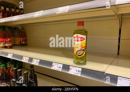 Leere Supermarktregale-Hamster Käufe von Speiseöl am 03/19/2022. Aus Angst vor den Auswirkungen des Ukraine-Krieges horten immer mehr Menschen Öl. Zuerst stieg der Preis, jetzt haben sich einige Verbraucher für Notfälle einfinden lassen. Das Ergebnis sind leere Regale in vielen Supermärkten. Â Stockfoto