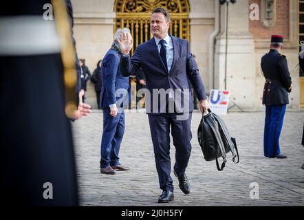 Versailles, Frankreich. 11. März 2022. Der luxemburgische Premierminister Xavier Bettel kommt zum Treffen der Staats- und Regierungschefs der Europäischen Union im Schloss von Versailles an. Quelle: Kay Nietfeld/dpa/Alamy Live News Stockfoto