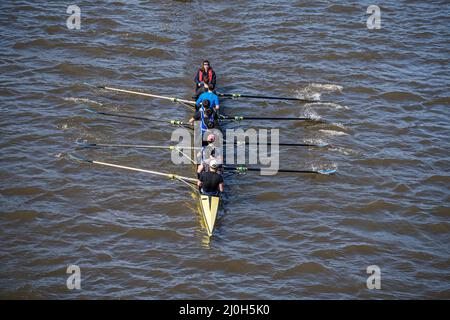 LONDON, GROSSBRITANNIEN. 19 März, 2022 . Die Ruderteams üben an der Themse am Ufer des Putney-Flusses an einem strahlenden Sonnentag, da für London ein warmer Wetterzauber mit hohen Temperaturen von bis zu 16celsius Grad prognostiziert wird, die voraussichtlich zehn Tage dauern werden. Kredit: amer ghazzal/Alamy Live Nachrichten Stockfoto