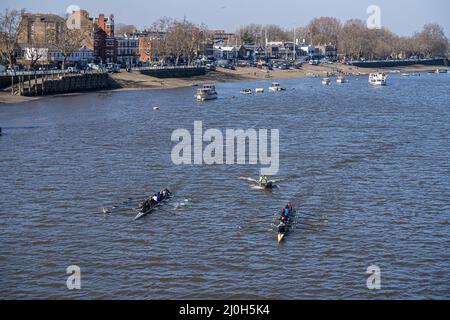 LONDON, GROSSBRITANNIEN. 19 März, 2022 . Die Ruderteams üben an der Themse am Ufer des Putney-Flusses an einem strahlenden Sonnentag, da für London ein warmer Wetterzauber mit hohen Temperaturen von bis zu 16celsius Grad prognostiziert wird, die voraussichtlich zehn Tage dauern werden. Kredit: amer ghazzal/Alamy Live Nachrichten Stockfoto