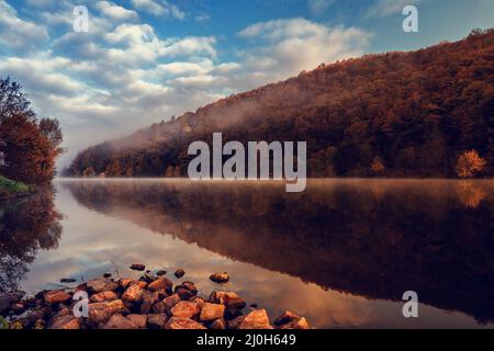 Saar Schleife im Morgennebel Stockfoto