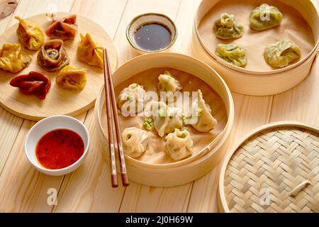 Traditionelle chinesische Knödel in den hölzernen Bambus Steamer serviert. Stockfoto