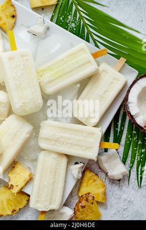 Hausgemachte vegane Popsicles aus Kokosmilch und Ananas. Köstliche gesunde Sommerjause Stockfoto