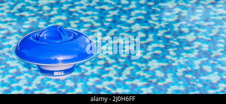 Schwimmende Zapfsäule im Schwimmbad, Bannerformat Stockfoto