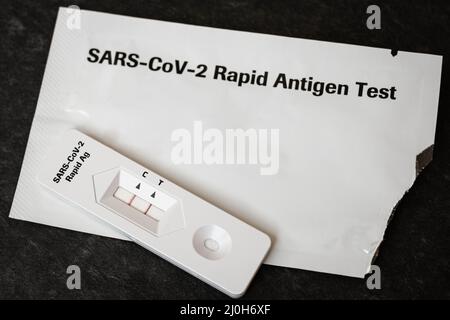 Positiver Corona-Test, Covid-19-Test - SARS-CoV-2 Rapid Antigen-Test Stockfoto