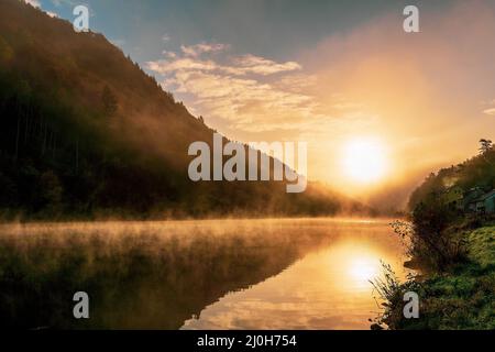 Morgennebel auf der Saar-Schleife bei Mettlach in Deutschland. Stockfoto