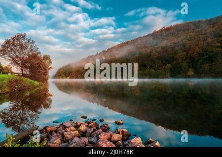 Morgennebel auf der Saar-Schleife bei Mettlach in Deutschland. Stockfoto