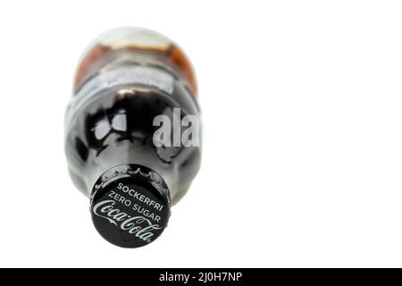 Nahaufnahme der Flasche Coca Cola zuckerfreie Flasche isoliert auf weißem Hintergrund. Schweden. Uppsals. Stockfoto