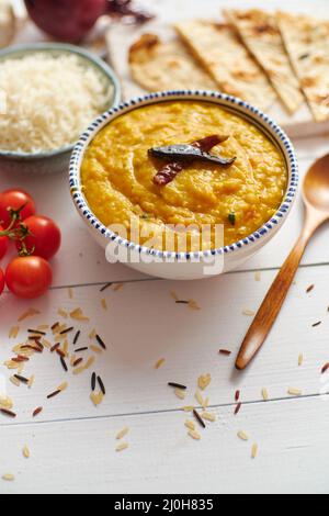 Indische beliebte Speisen Dal Fry oder traditionelle Dal Tadka Curry in Schüssel serviert Stockfoto