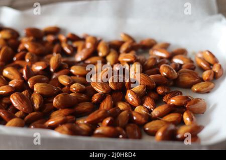 Kandierte Mandeln. Geröstete Mandeln mit Karamellsirup überzogen. Schuss in das Backblech Stockfoto