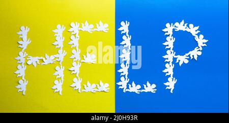 Das Wort Hilfe, aus Papierengeln auf gelb-blauem Hintergrund in den Farben der ukrainischen Flagge. Ukrainer wollen Frieden. Konzept der Unterstützung, helfen Stockfoto