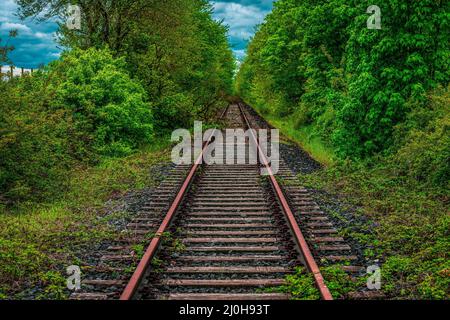 Alte rostige und verlassene Eisenbahnlinie Stockfoto